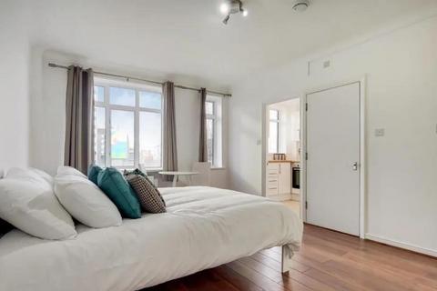 Studio to rent, Warren Court, Euston Road, London, NW1
