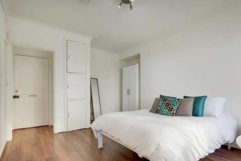 Studio to rent, Warren Court, Euston Road, London, NW1