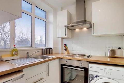 Studio to rent, Warren Court, Euston Road, London, NW1