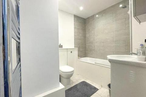 Studio to rent, Warren Court, Euston Road, London, NW1