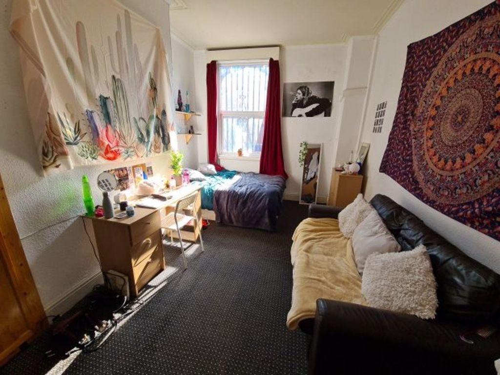 Cozy and inviting single bedroom featuring a co...