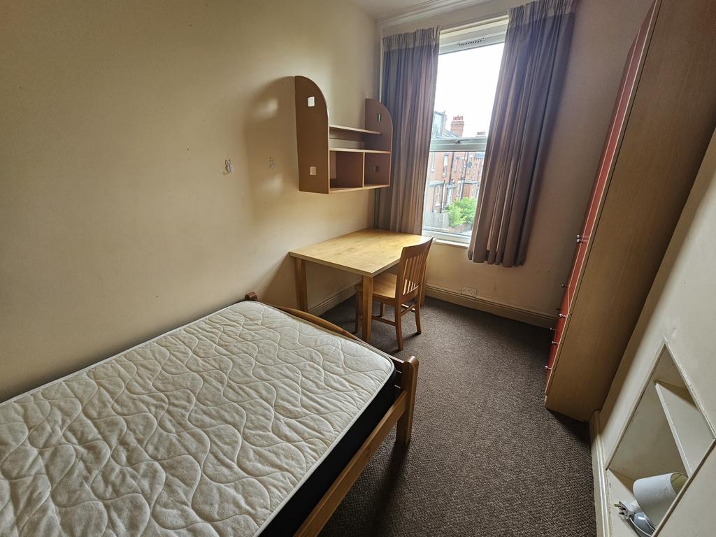 A cozy and well-maintained single bedroom featu...