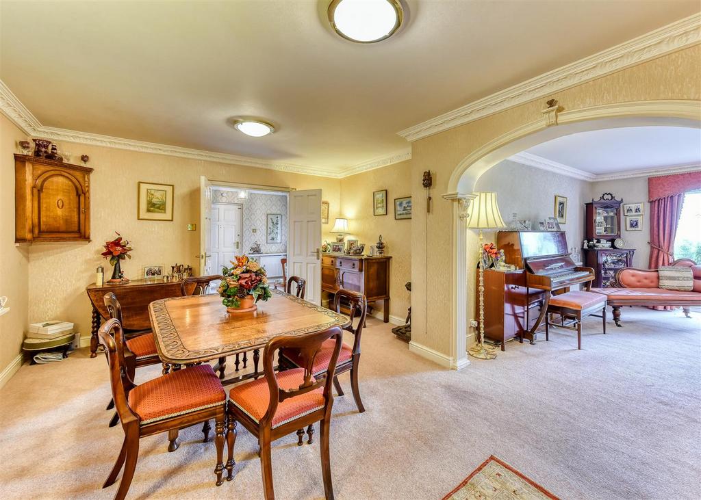5 Eynsham Court-dining3.jpg