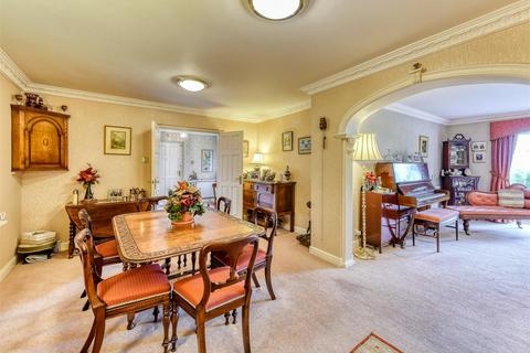 3 bedroom apartment for sale, 5 Eynsham Court, Clifton Road, Stockwell End, Tettenhall, WV6 9AR