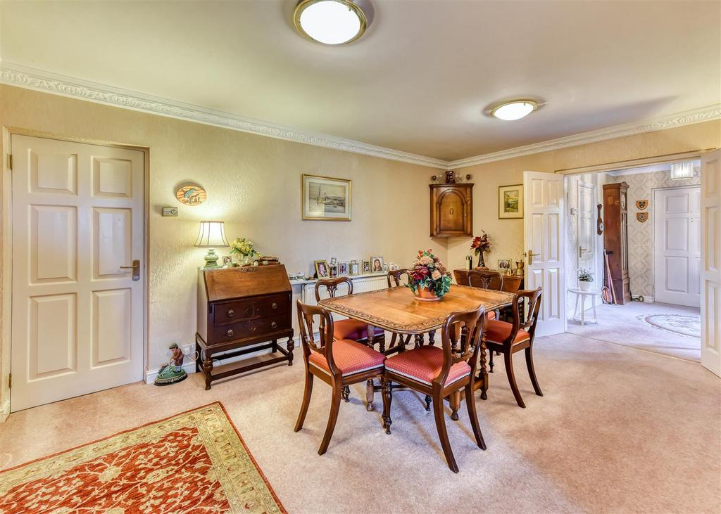 5 Eynsham Court-dining4.jpg