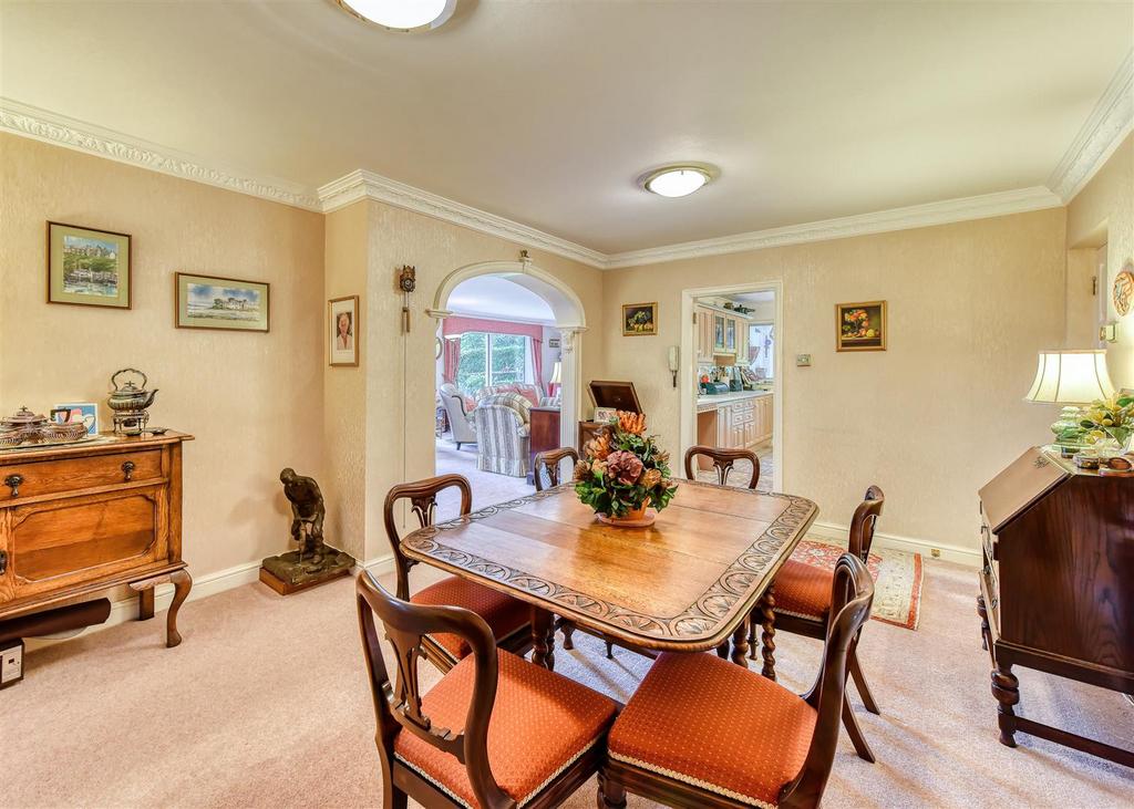 5 Eynsham Court-dining2.jpg