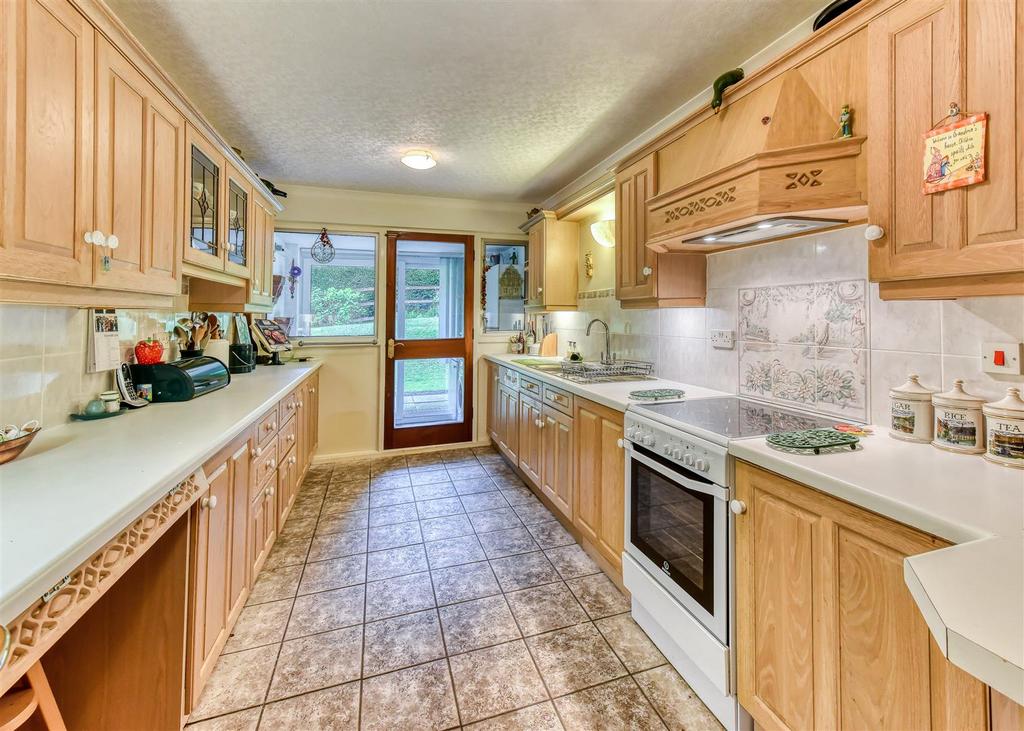 5 Eynsham Court-kitchen.jpg