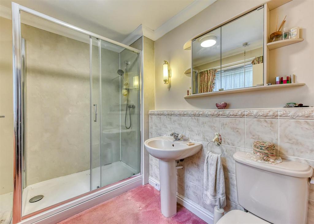 5 Eynsham Court-bed1 ensuite.jpg