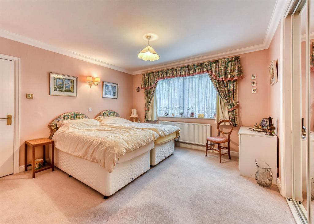 5 Eynsham Court-bed2.jpg