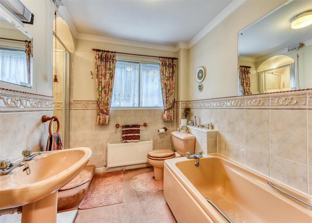 5 Eynsham Court-bathroom.jpg