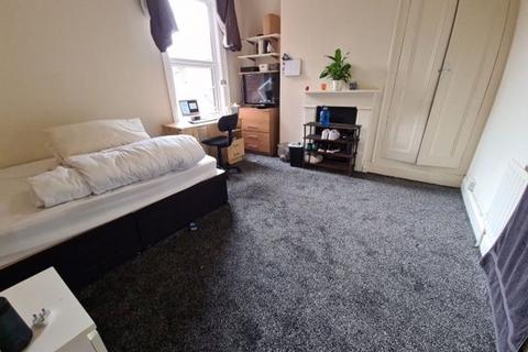 8 bedroom house to rent, Regent Park Terrace, Leeds LS6