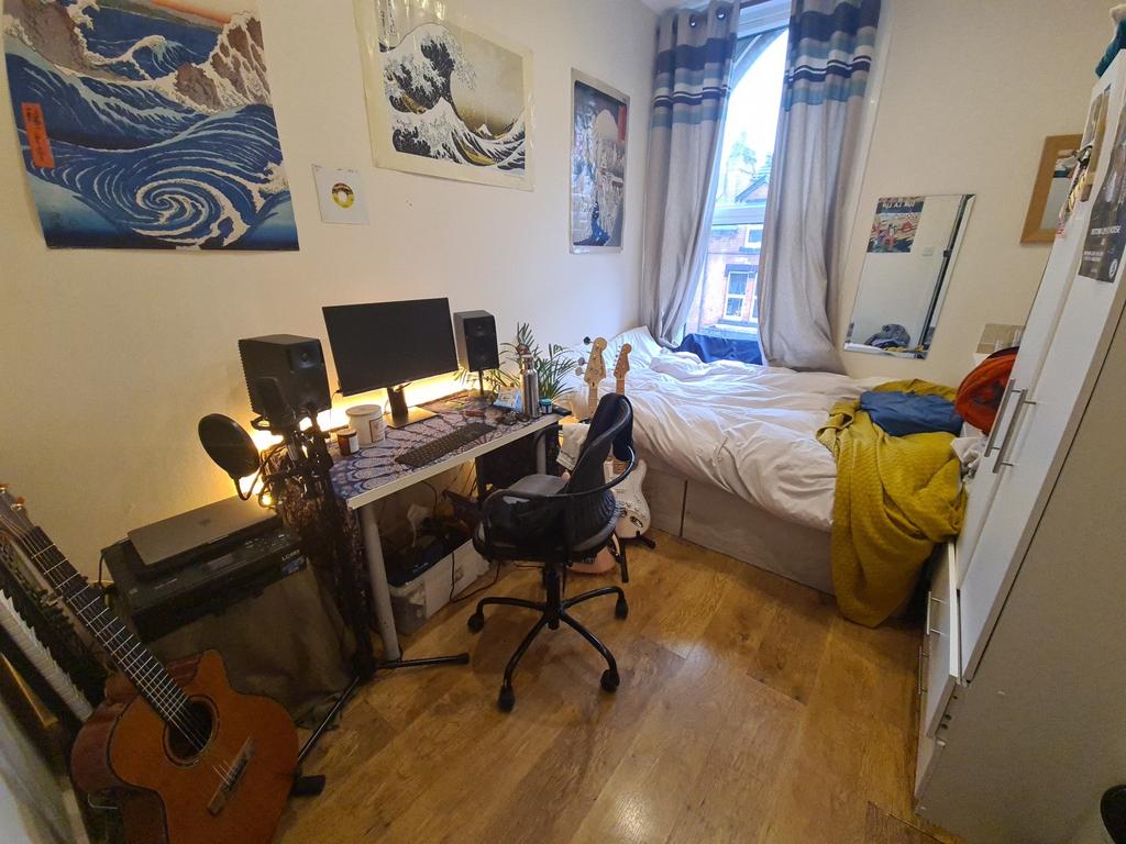 Cozy and well-kept single bedroom featuring a c...