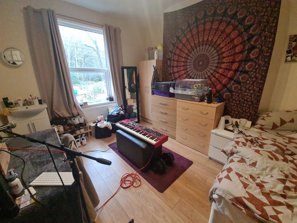 A cozy and personalized single bedroom featurin...