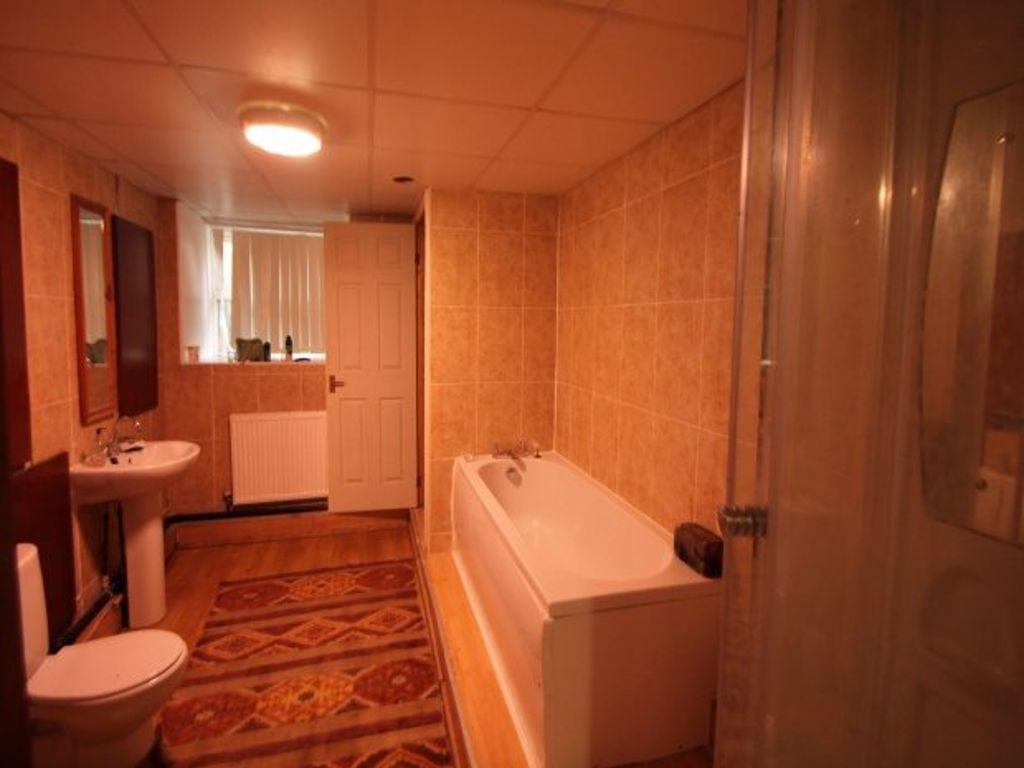 A spacious bathroom suite featuring a bathtub, ...
