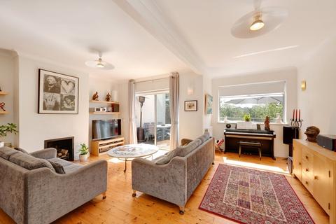 4 The Vale, London, NW11 8SG