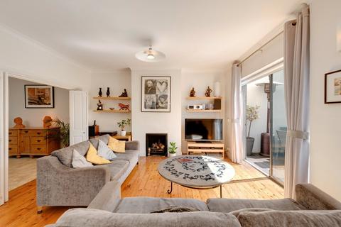 4 The Vale, London, NW11 8SG