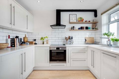 3 bedroom flat for sale, Heathfield Road, London SW18