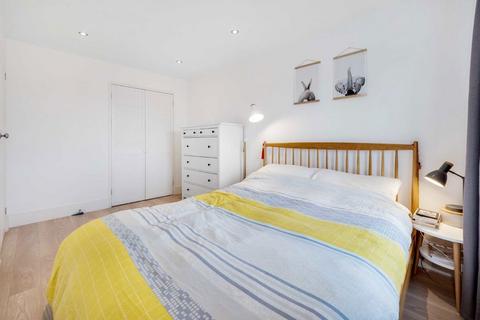 3 bedroom flat for sale, Heathfield Road, London SW18