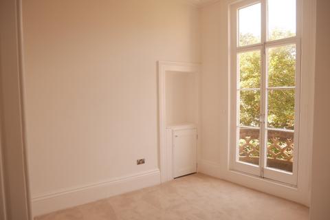 Studio to rent, Royal Crescent, Stanton House,