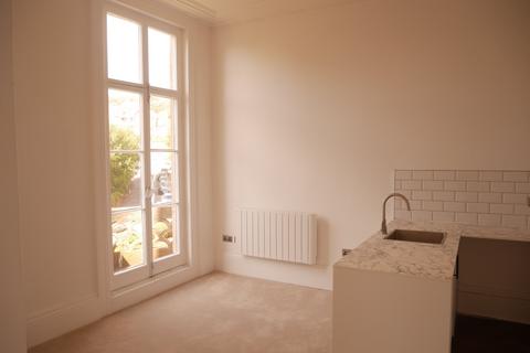 Studio to rent, Royal Crescent, Stanton House,