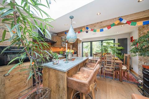 77 Bloxham Crescent, Hampton, TW12 2QG