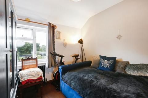 77 Bloxham Crescent, Hampton, TW12 2QG