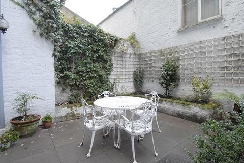3 bedroom flat to rent, Queen's Gate Gardens, London, UK, SW7