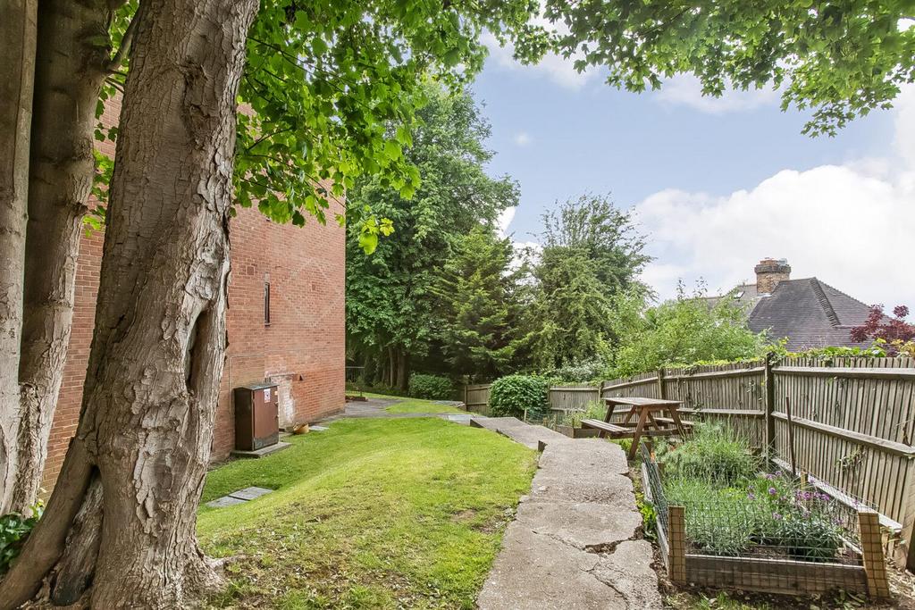 R2 A4811-1500x1000.jpg