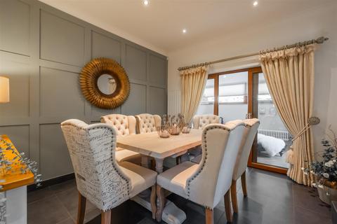 11 Vine Close, Clifton, Brighouse, HD6 4JS