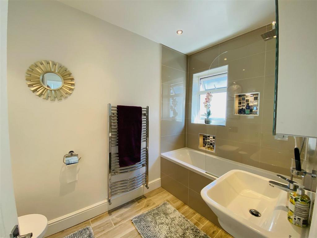 Bathroom 2.jpg