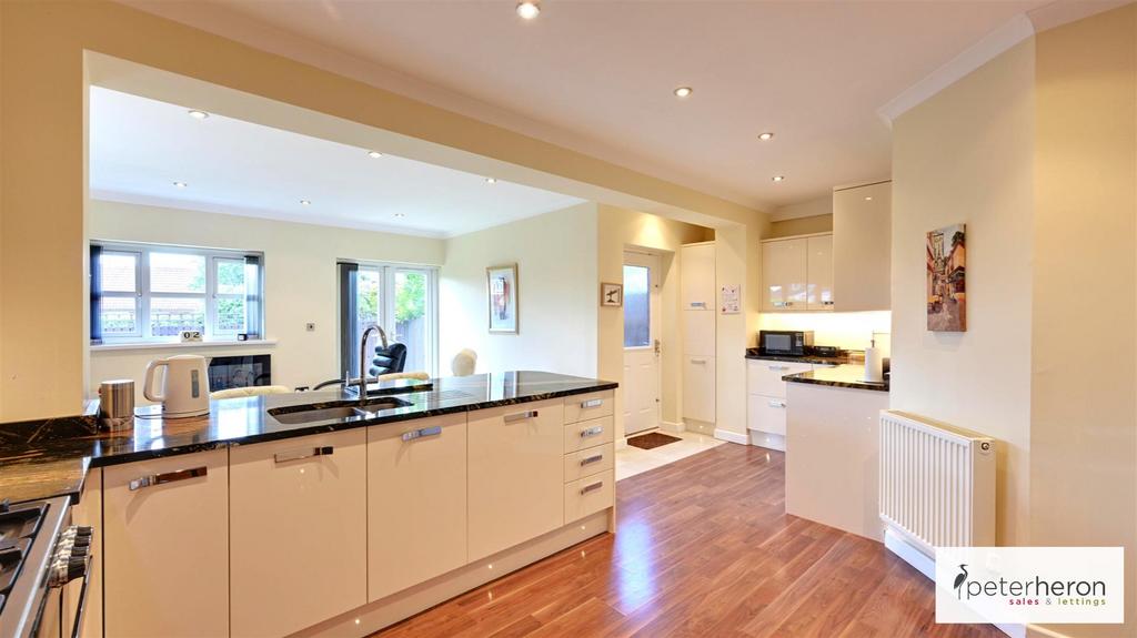 Kitchen/Diner & Family Area