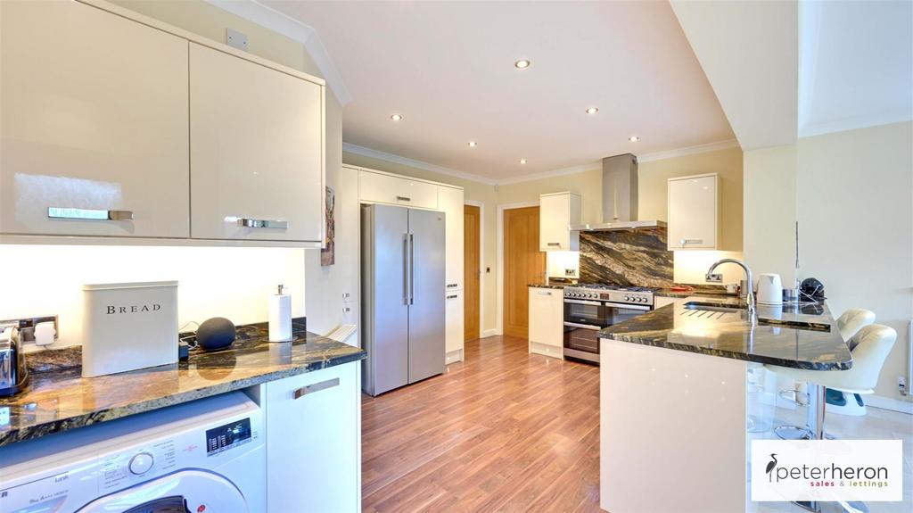 Kitchen/Diner & Family Area