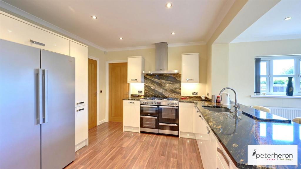 Kitchen/Diner & Family Area