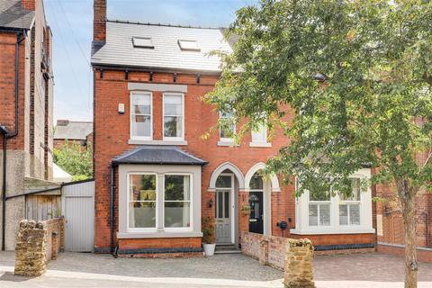 5 bedroom semi-detached house for sale