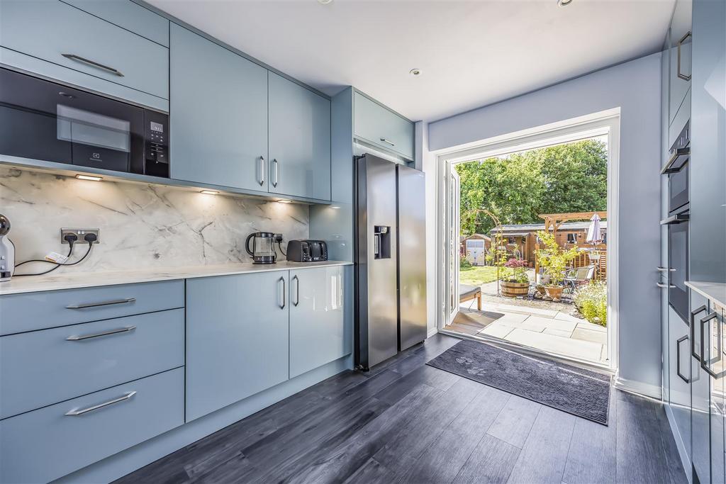 1 Sunnyfields, Central Road, Drayton-Portico Market