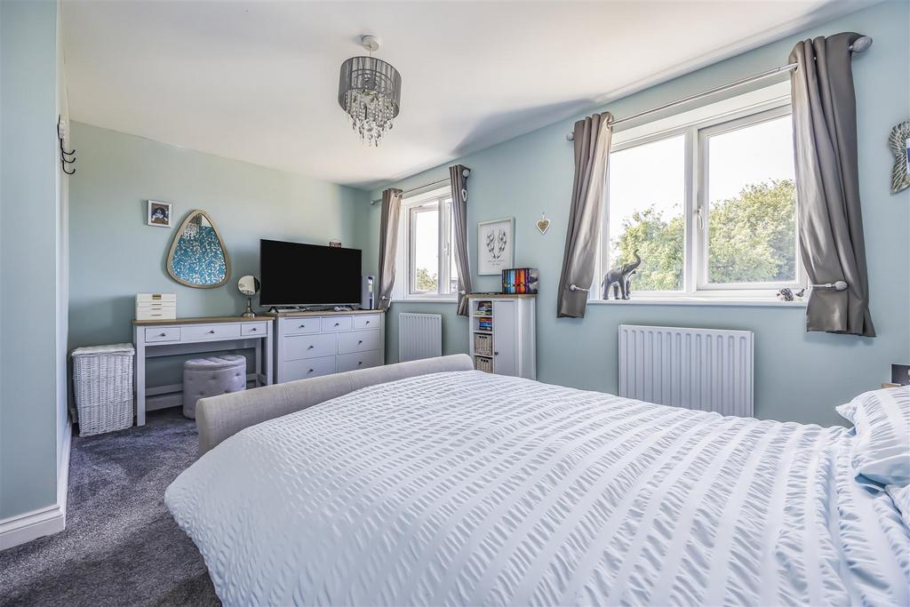 1 Sunnyfields, Central Road, Drayton-Portico Market