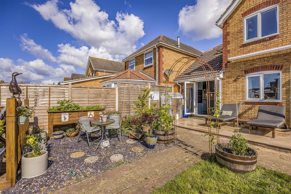 1 Sunnyfields, Central Road, Drayton-Portico Market