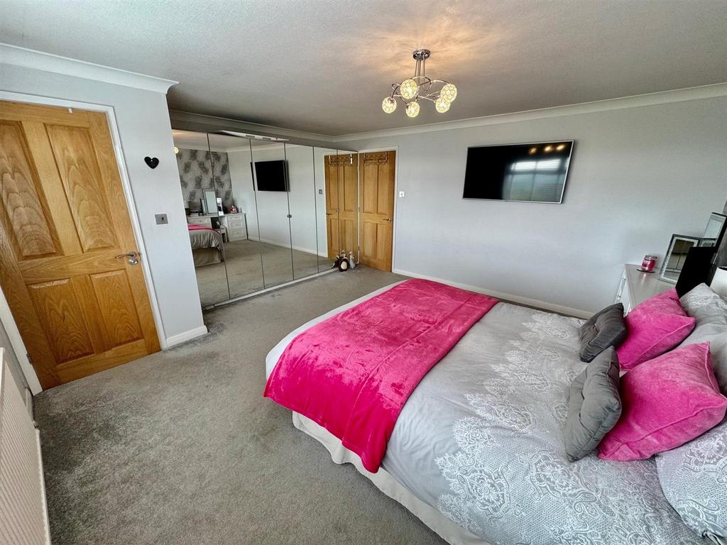 Bedroom 1b.jpg