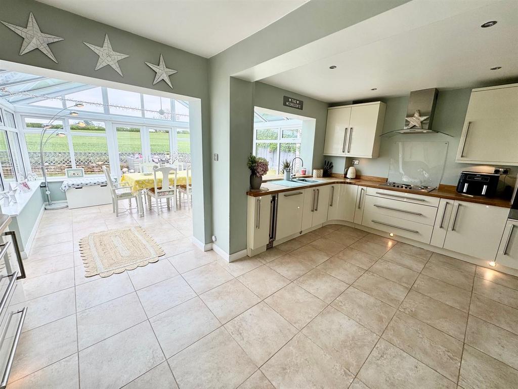 Kitchen 2.jpg