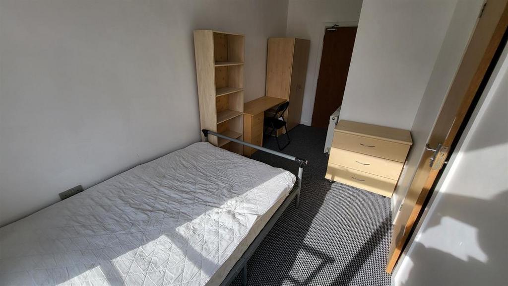 Bright and tidy single bedroom featuring a comf...