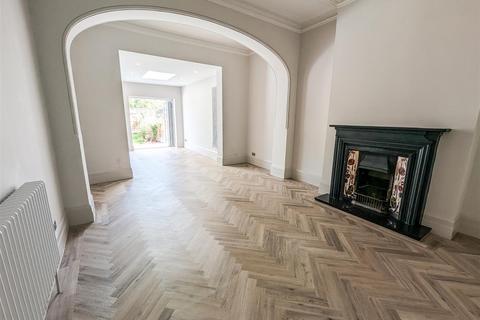 32 Crowstone Avenue, Westcliff-on-sea, SS0 8HU