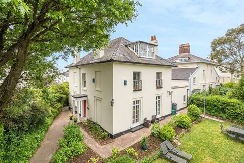 5 bedroom semi-detached house for sale