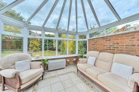 2 bedroom retirement property for sale, Edinburgh Gate, Denham Garden Village, Denham, Buckinghamshire, UB9