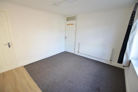 4 bedroom end of terrace house to rent, Larch Close, Slough