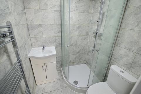 4 bedroom end of terrace house to rent, Larch Close, Slough