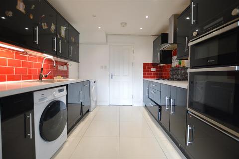 4 bedroom end of terrace house to rent, Larch Close, Slough