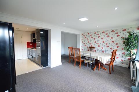 4 bedroom end of terrace house to rent, Larch Close, Slough