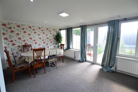 4 bedroom end of terrace house to rent, Larch Close, Slough
