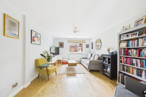 16, Butler Court Byron Close, Marlow, SL7 1UE