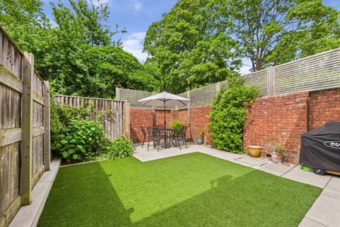 16, Butler Court Byron Close, Marlow, SL7 1UE